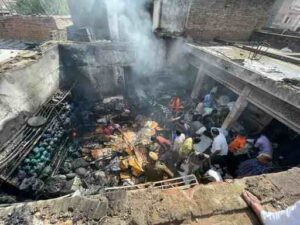सांचौर में लगी आग - गणेश प्लास्टिक नाम की दूकान में आग लगी जिसके चलते लाखो रूपए का सामान जल गया