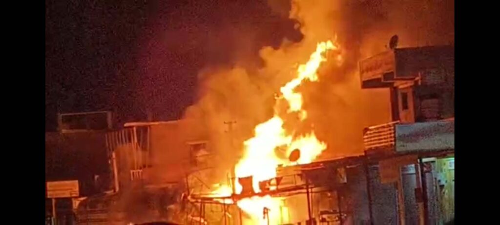 Sindhary ( बाड़मेर ) News : केमिकल से भरा ट्रक घुसा होटल में , आग लगने से 2 की मौत 